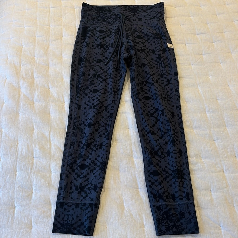Vuori daily leggings, size small